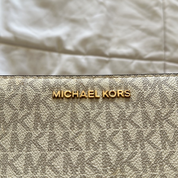 Michael Kors Pattern Wallet - Picture 2 of 11
